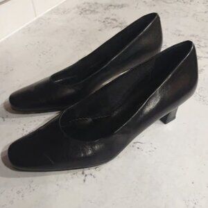 Wms black leather pumps heels. Villager by liz. Claiborne sz eu 39. 2in heel